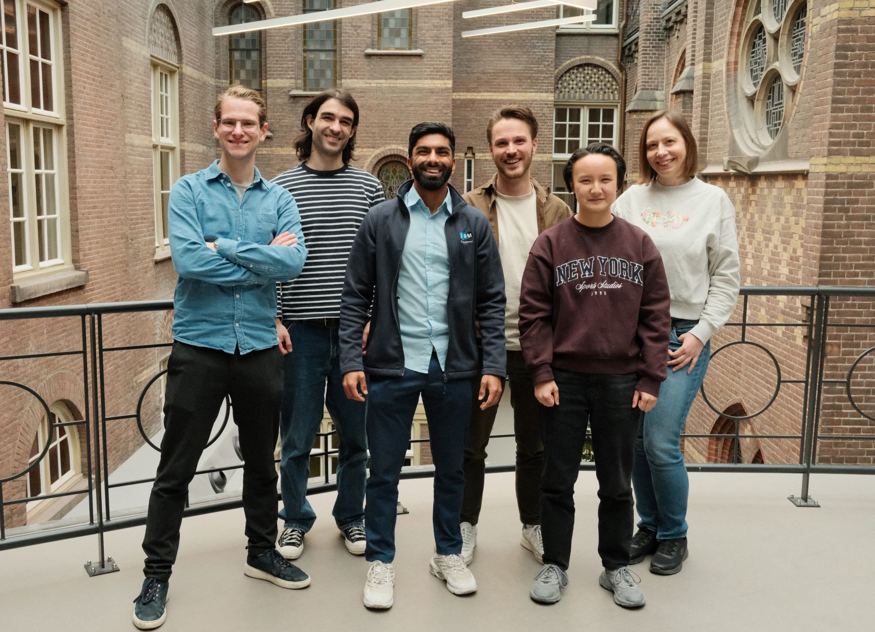 Het team van 3-DM aan het werk in de kantoortuin