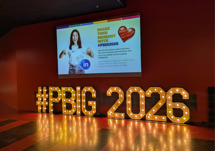 Verlichte letters #PBIG 2026 op de eventvloer van de Power BI Gebruikersdagen in de Jaarbeurs Utrecht
